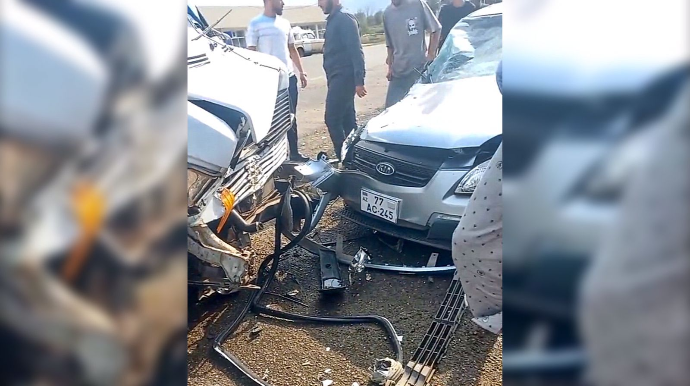 “KIA” sərnişin daşıyan maşınla toqquşdu, 6 tələbə yaralandı    - VİDEO
