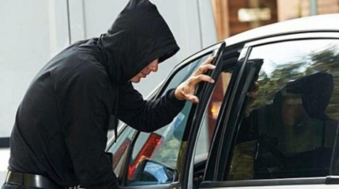 Axtarışda olan keçmiş məhkum avtomobil oğurladı 