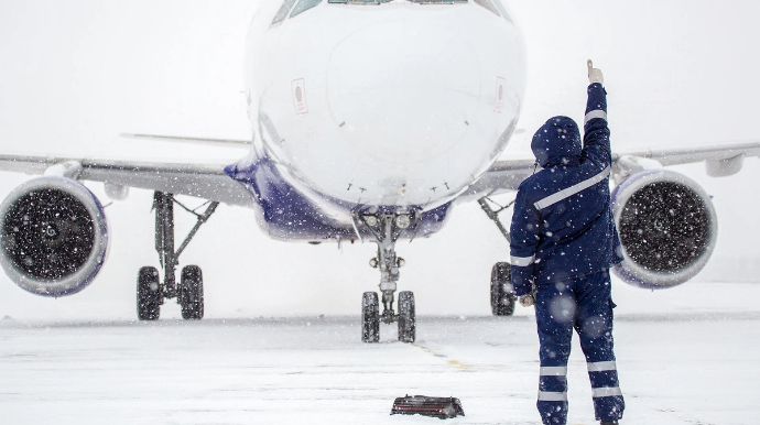 Kəskin hava şəraiti səbəbindən təxirə salınan uçuşların sayı 10 mini keçdi