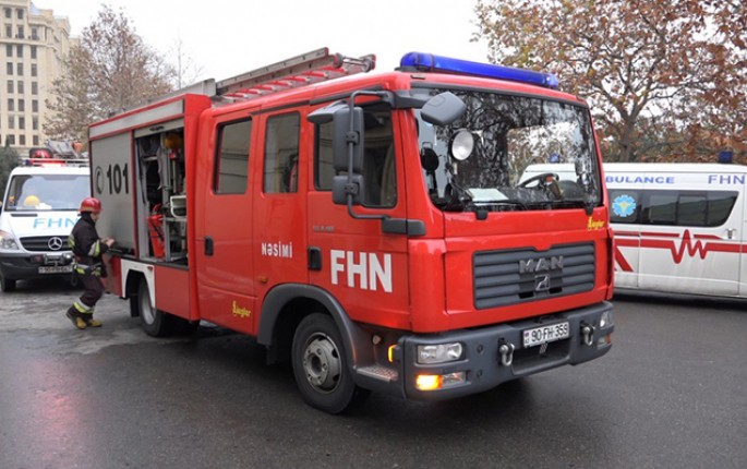 Yanacaqdaşıyan maşının üstünə çıxaraq intihar etmək istədi