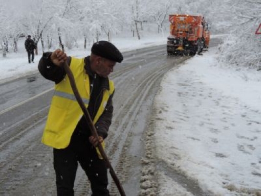 Qar Lerik-Lənkəran yolunda bir sıra problemlər yaradıb