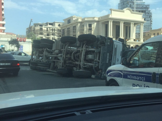 Bakıda betonqarışdıran maşın aşdı - FOTO