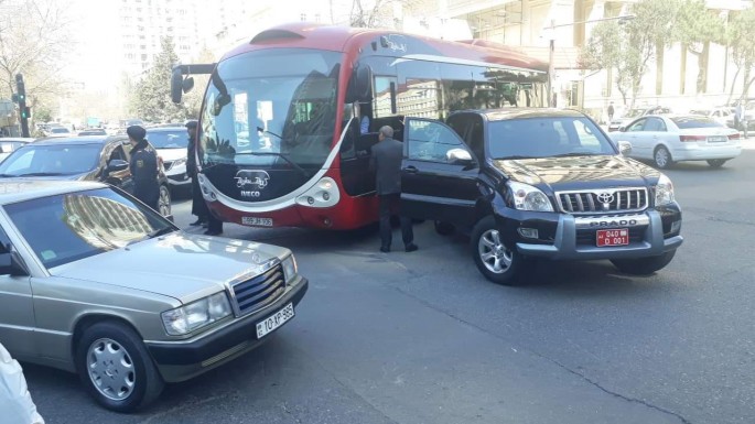 "Bakubus" avtobusu səfirlik maşını ilə toqquşub - FOTO