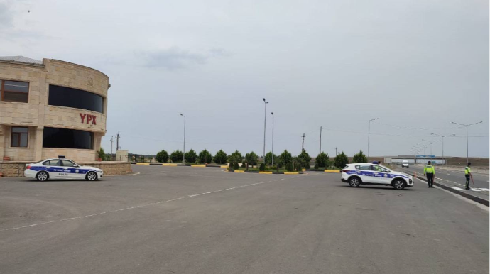 Pilləkəndən yıxılan uşağı xəstəxanaya yol polisləri çatdırdı  - FOTO