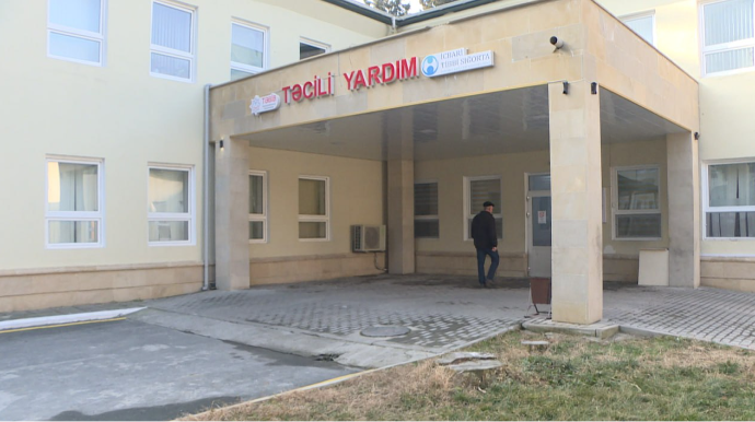Qaxda minik avtomobili qaz xəttinə çırpılaraq aşıb 