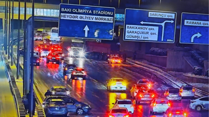 Bakıda buzlu yola görə zəncirvari qəza baş verdi - FOTO