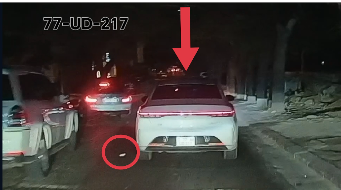 В Баку таксист выбросил мусор из окна автомобиля и попал на камеру - ВИДЕО