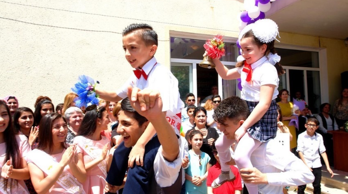 Bu gün məktəblərdə "Son zəng" dir