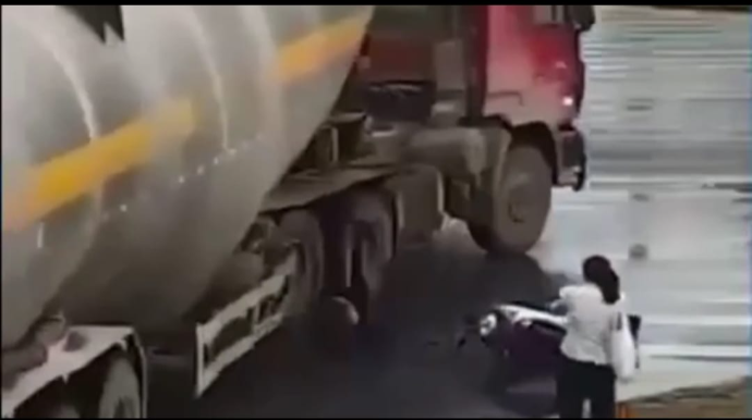 Motosikletçi betonqarışdıranın altında qaldı: son anda... +18 VİDEO