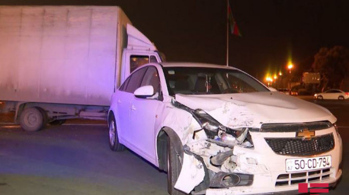 Azneft dairəsində ağır qəza:  yük maşını “Chevrolet”ə çırpıldı - FOTO - VİDEO 