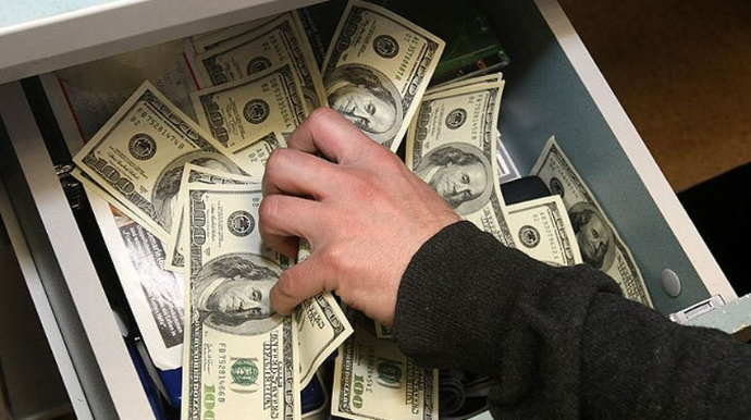 Sumqayıtda mağazadan 16 min manat və 5 min dollarlıq oğurluq edilib 