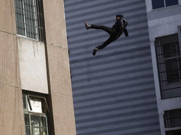 Bakıda 18 yaşlı oğlan özünü 8-ci mərtəbədən atıb