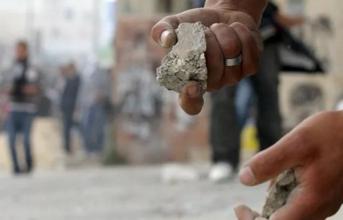 Bakıda avtobusu daşa basdılar: ağır xəsarət alan var