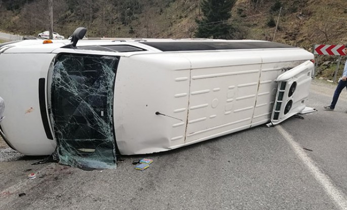 Tələbələri daşıyan mikroavtobus aşdı: 17 yaralı