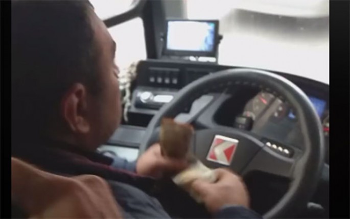 Pul sayır, telefonla danışır, həm də avtobus sürür... - VİDEO