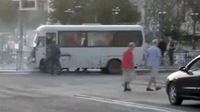 Polislər yanan avtobusdan insanları belə xilas etdilər - VİDEO