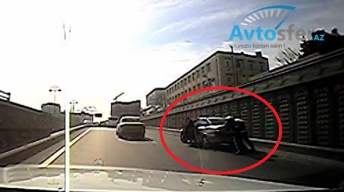 Yolda çarəsiz qalan sürücüyə yol polisləri kömək etdi-  99 YP 458 - VİDEO