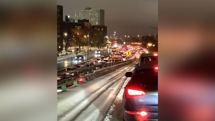 Nyu-Yorkda qar həyatı iflic etdi - VİDEO