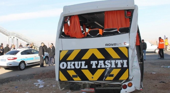 Məktəbliləri daşıyan mikroavtobus “TIR”la toqquşdu: 1 ölü, 11 yaralı