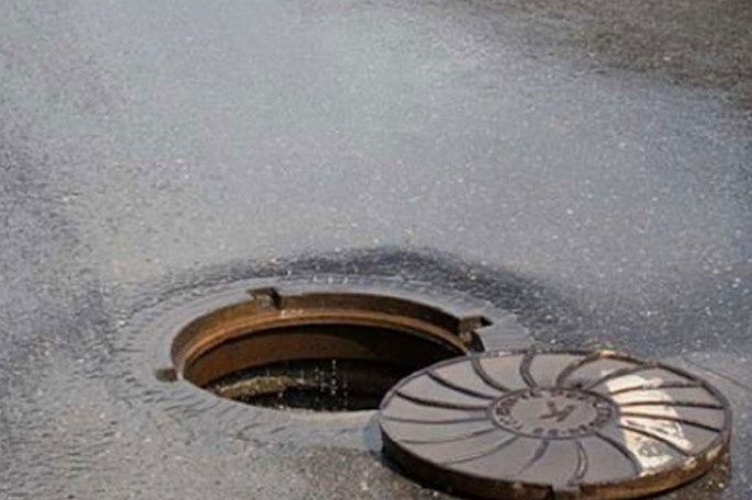 Bakıda yaşlı kişi kanalizasiyaya düşüb