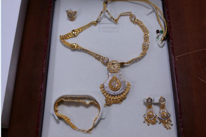 Aeroportdan gətirdiyi qızılı keçirə bilmədi