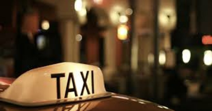 Taksi sürücüsü ona bıçaqla hücum edən sərnişinləri güllələdi