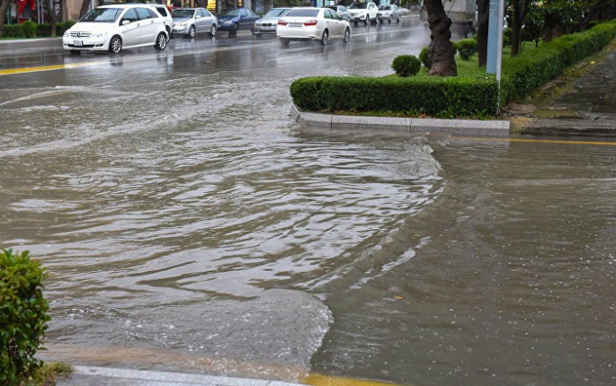 Güclü yağış Bakı yollarında problemlər yaradıb