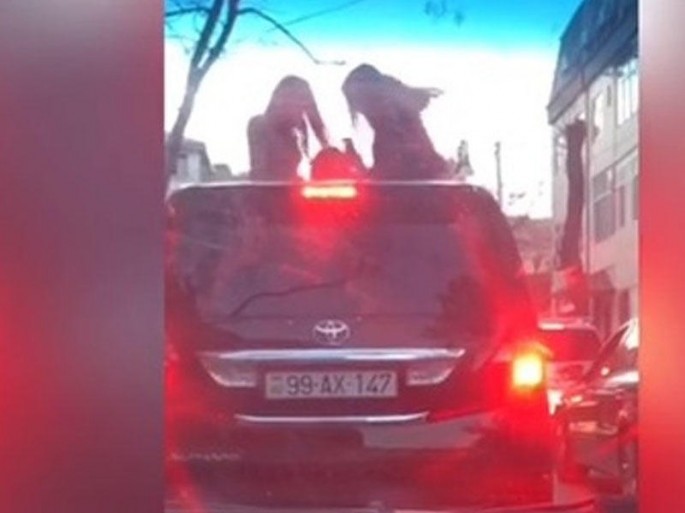 Bakıda bu 3 qızın görüntüləri hamını şoka saldı: Maşının üstünə çıxıb... – VİDEO