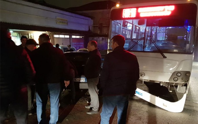 Bakıda daha bir avtobus qəza törətdi - FOTO