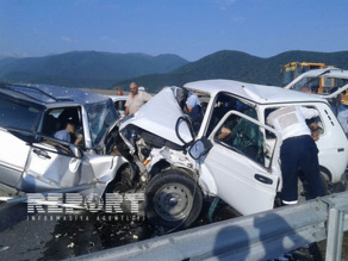 Novxanı yolunda dəhşətli yol qəzası, 2 uşaq öldü - FOTO