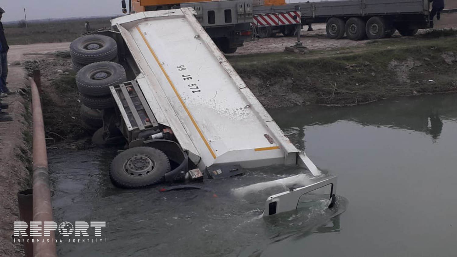 Ağsuda yük maşını su kanalına aşdı: sürücü ölüb - FOTO