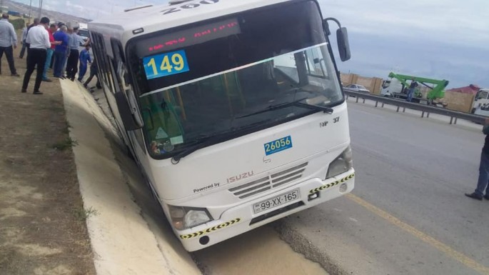 Qaradağda avtobus drenaj xəttinə düşdü - Yaralı var - FOTO