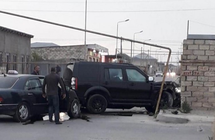 Bakıda iki maşın toqquşdu: biri hasara çırpılıb - FOTO