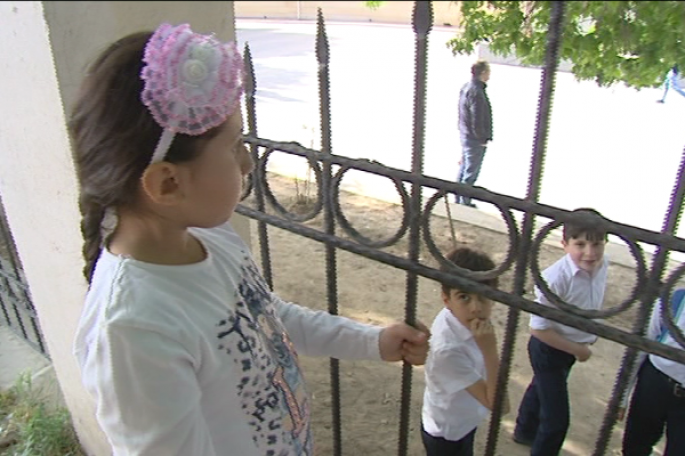 Valideyin övladının məktəbdə döyüldüyünü iddia edir - VİDEO