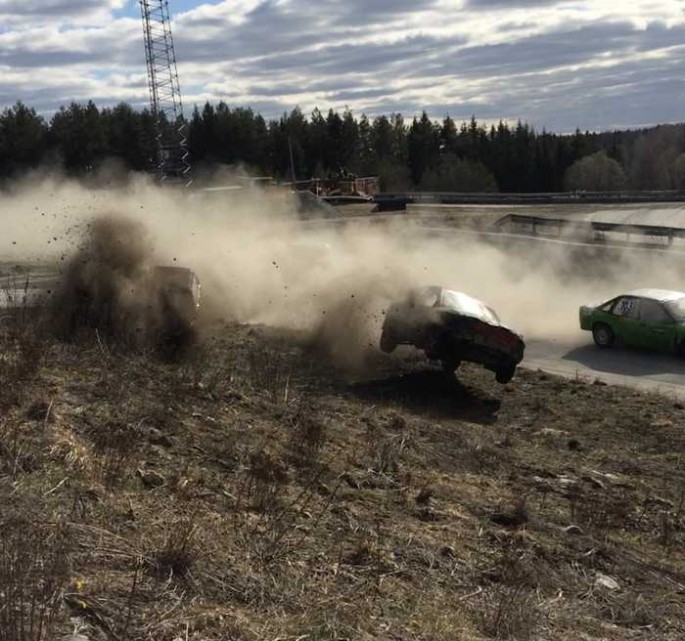 Yarış avtomobili tamaşaçılara çırpıldı: 3 ağır olmaqla 5 yaralı – VİDEO