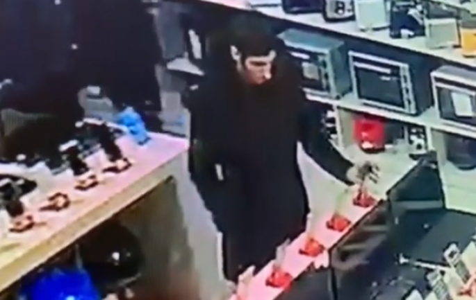 Bakıda oğlan mağazadan telefonu belə oğurladı - VİDEO