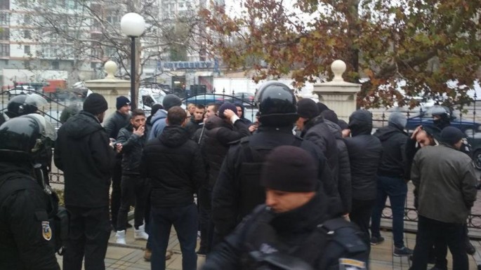 Polis məhkəmə zalında dava edən 49 nəfəri saxlayıb