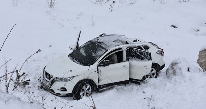 “Nissan” 5 metrlik hündürlükdən uçurma yuvarlandı: 6 nəfər xəsarət alıb - FOTO