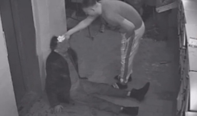 Kişini əvvəl döydülər, sonra saçına od vurdular  - VİDEO