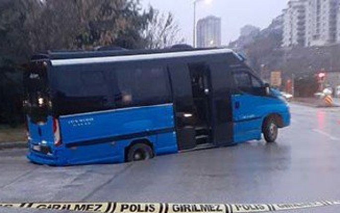 Mikroavtobus çökən yola düşdü - FOTO