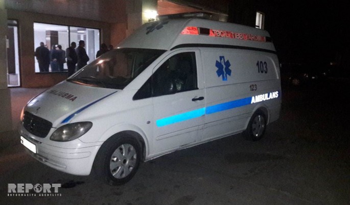 Bakıda maşın səkiyə çırpıldı: sürücü xəsarət alıb