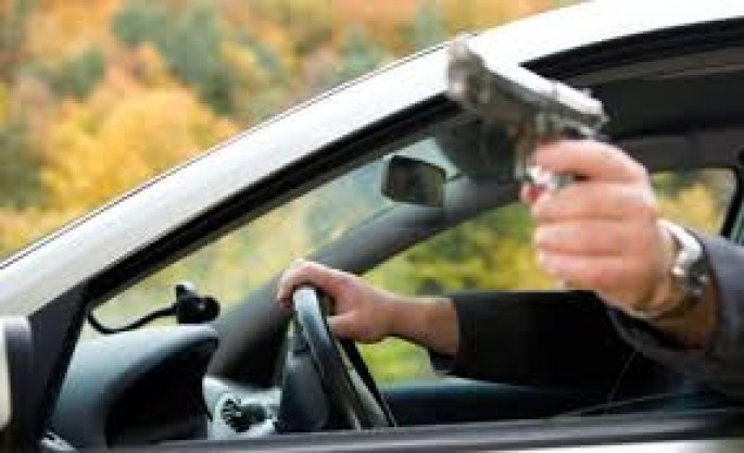 “BMW”nin sürücüsü sifariş gətirən kuryeri güllələdi