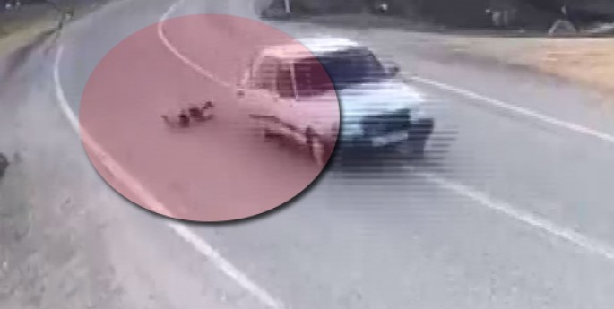 Üç yaşlı qız hərəkətdə olan avtomobildən yola yıxıldı - VİDEO