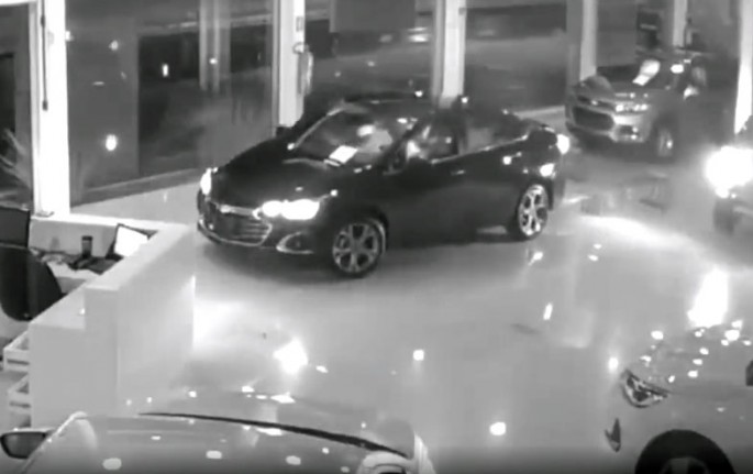 Avtosalondan 5 yeni avtomobil oğurlayan dəstənin - VİDEOsu