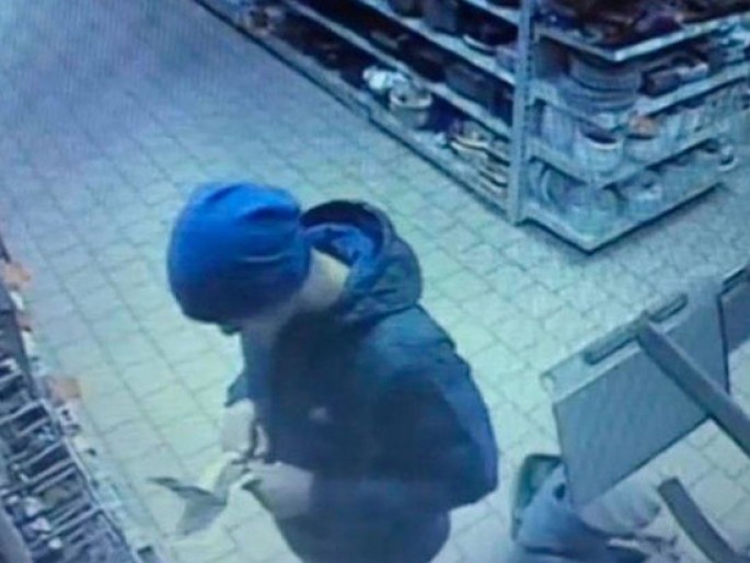 Alıcı barmağını kəsib, satıcının sifətinə atdı - VİDEO