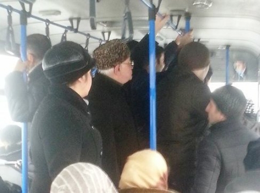 Azərbaycanın eks-müdafiə naziri avtobusda - FOTO