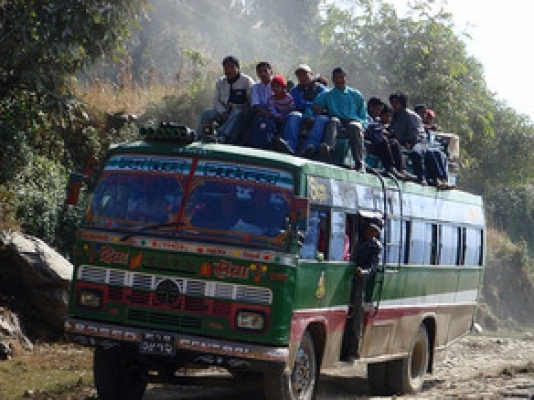 Avtobus dərəyə yuvarlandı - Nepalda