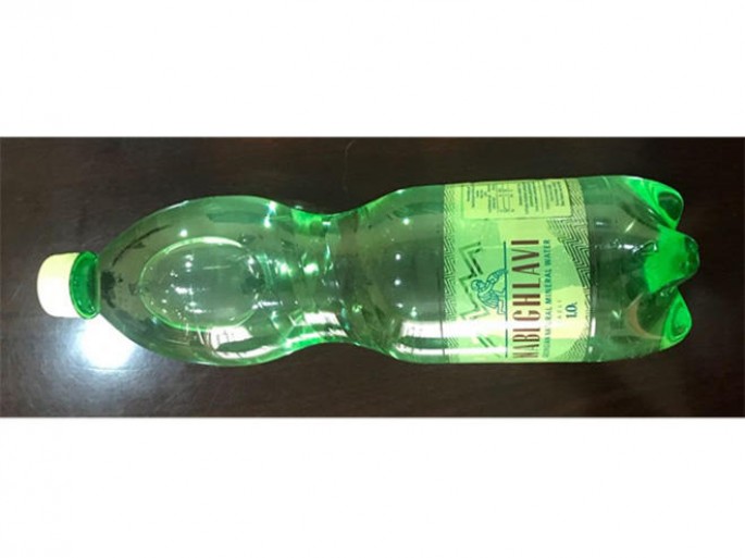 Sovqatın içindən spirtli maye çıxıb