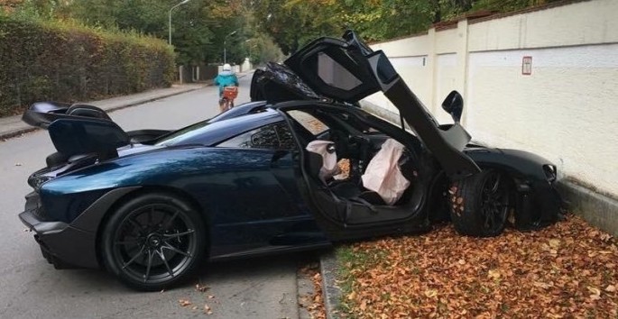Yeni aldığı “McLaren Senna”nı divara çırpdı - FOTO