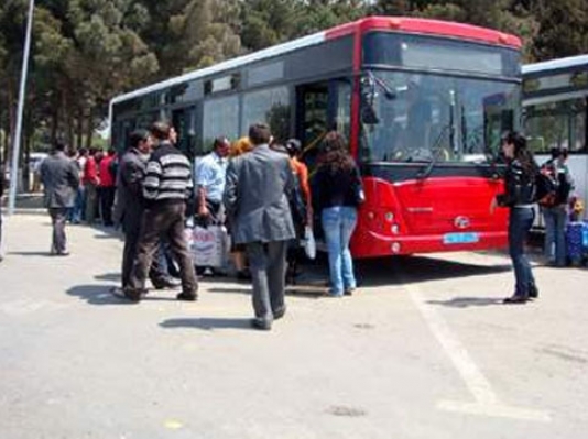 Bakıda sərnişin avtobusu tuneldə ilişdi - FOTO